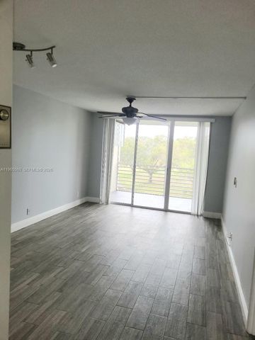 9470 Poinciana Pl 301, Davie, FL 33324