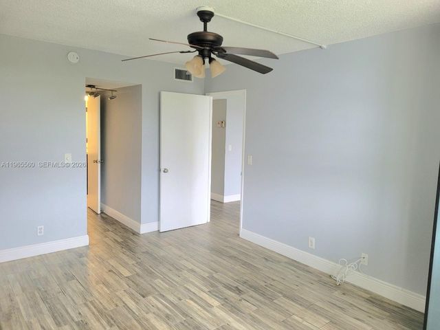 9470 Poinciana Pl 301, Davie, FL 33324