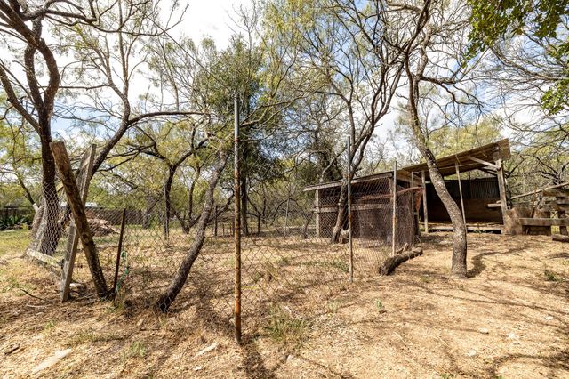 310 Union Hill RD, Luling, TX 78648