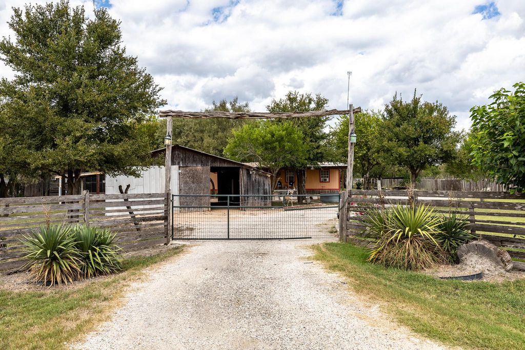 310 Union Hill RD, Luling, TX 78648