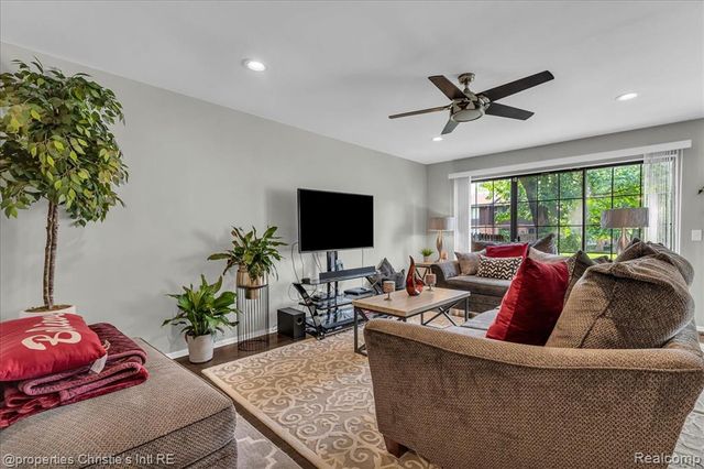 26216 Summerdale Drive, Southfield, MI 48033