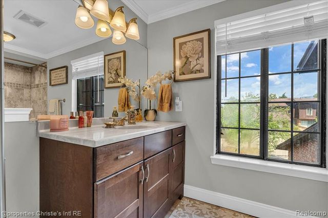 26216 Summerdale Drive, Southfield, MI 48033