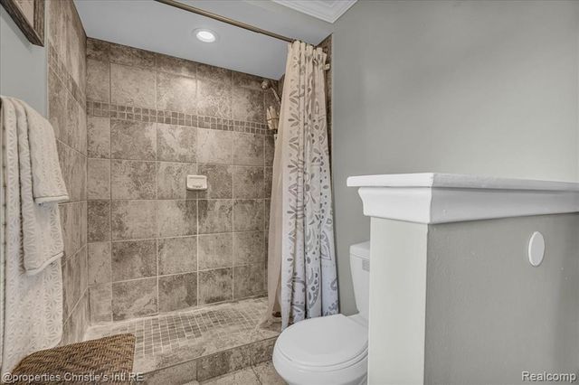 26216 Summerdale Drive, Southfield, MI 48033