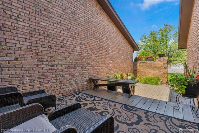 26216 Summerdale Drive, Southfield, MI 48033