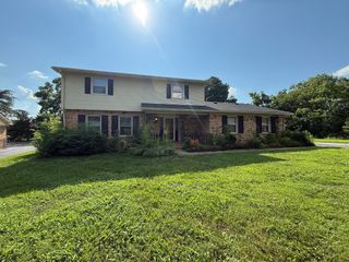 111 Woodmont Dr, Hopkinsville, KY 42240