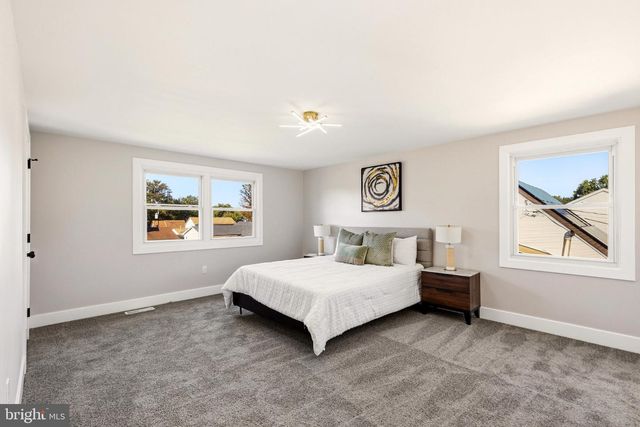 8 HEATH LN, Willingboro, NJ 08046