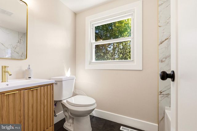 8 HEATH LN, Willingboro, NJ 08046
