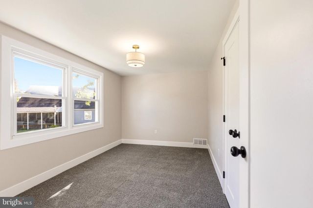 8 HEATH LN, Willingboro, NJ 08046