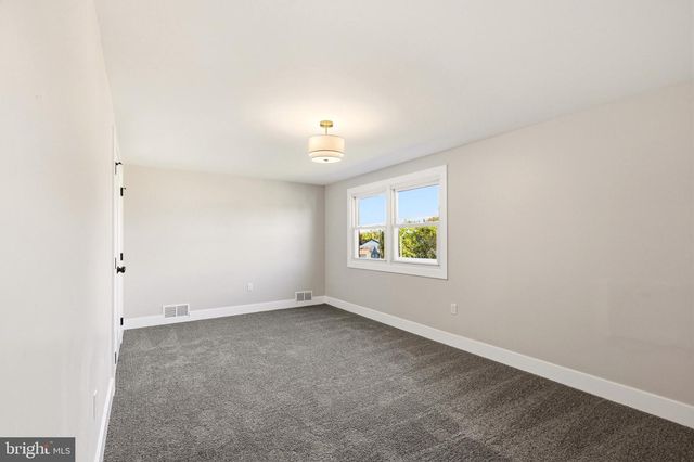 8 HEATH LN, Willingboro, NJ 08046