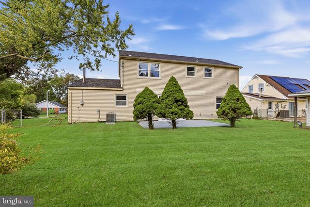 8 HEATH LN, Willingboro, NJ 08046