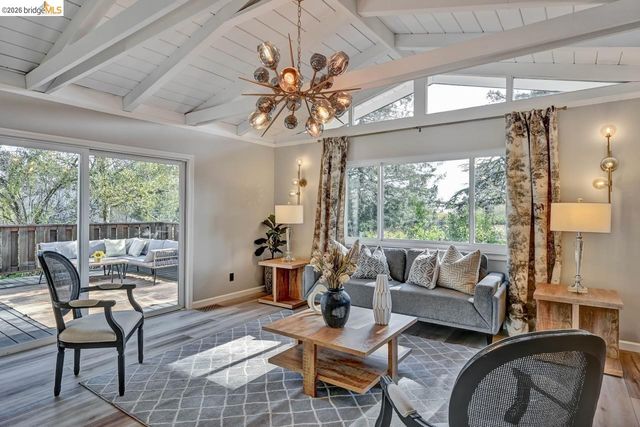 6773 Wilton Dr, Oakland, CA 94611