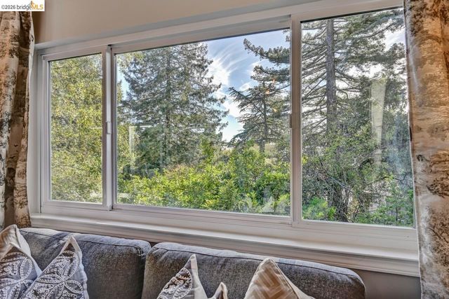 6773 Wilton Dr, Oakland, CA 94611