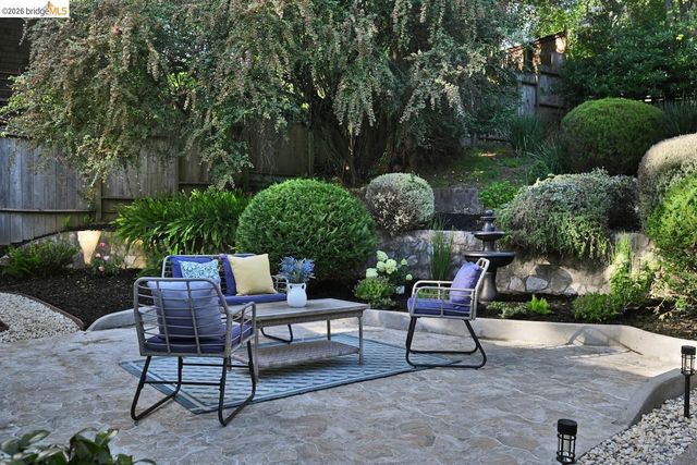 6773 Wilton Dr, Oakland, CA 94611