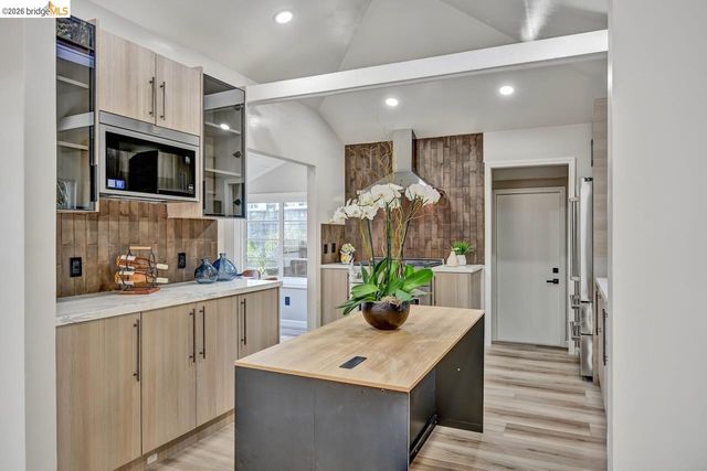 6773 Wilton Dr, Oakland, CA 94611