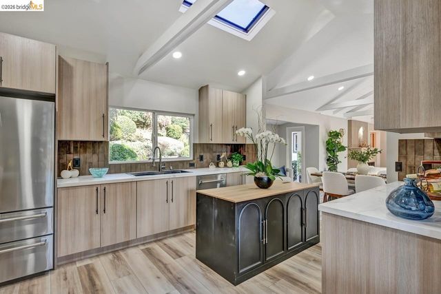 6773 Wilton Dr, Oakland, CA 94611