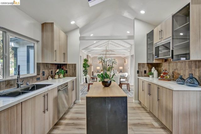 6773 Wilton Dr, Oakland, CA 94611