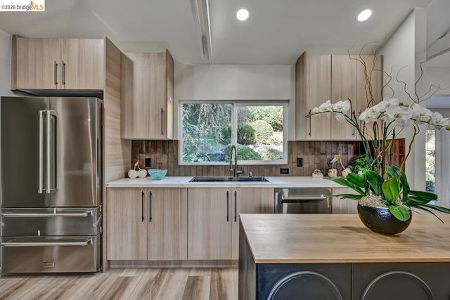 6773 Wilton Dr, Oakland, CA 94611