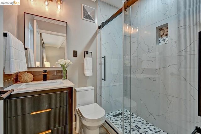 6773 Wilton Dr, Oakland, CA 94611