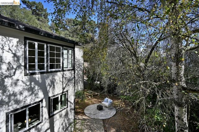 6773 Wilton Dr, Oakland, CA 94611