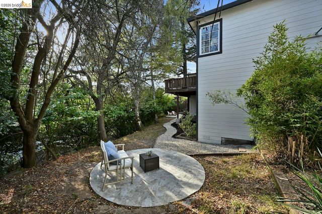 6773 Wilton Dr, Oakland, CA 94611