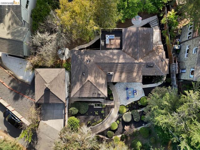 6773 Wilton Dr, Oakland, CA 94611