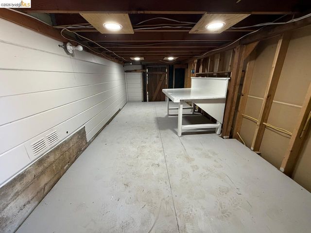 6773 Wilton Dr, Oakland, CA 94611