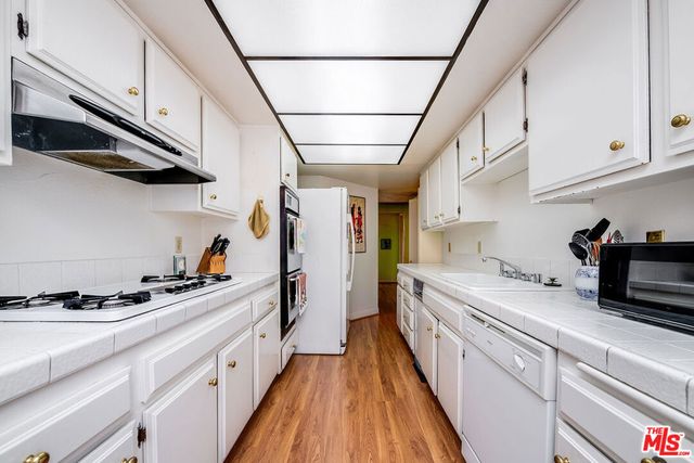 10409 Riverside Drive 203, Toluca Lake, CA 91602