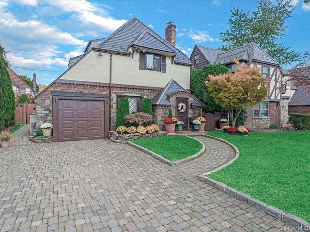 16 Kenilworth Road, Mineola, NY 11501