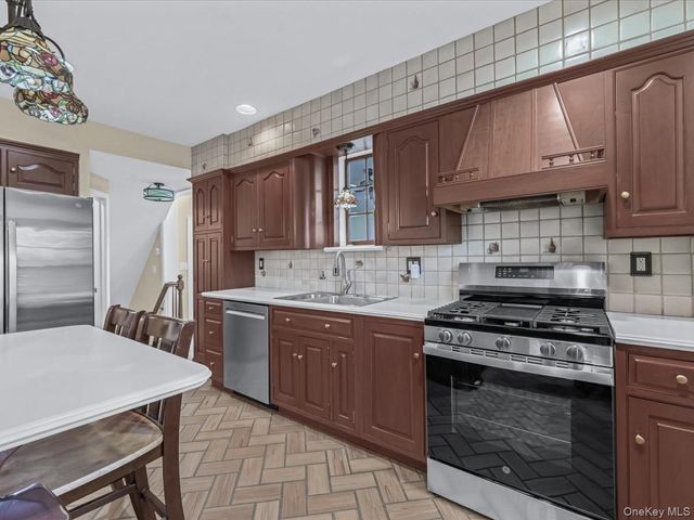 16 Kenilworth Road, Mineola, NY 11501