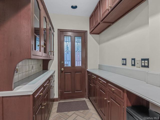 16 Kenilworth Road, Mineola, NY 11501