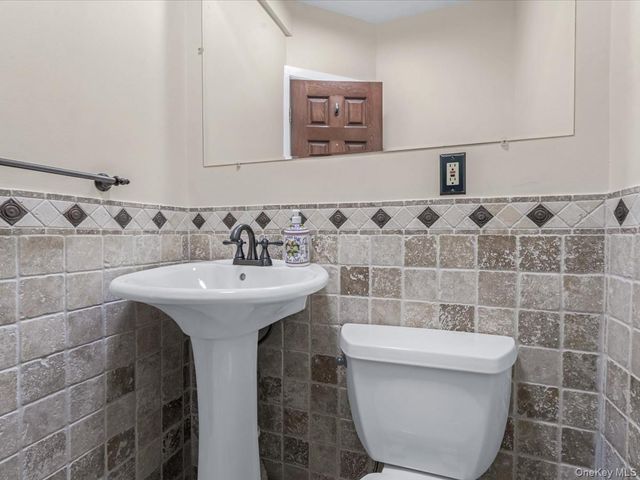 16 Kenilworth Road, Mineola, NY 11501