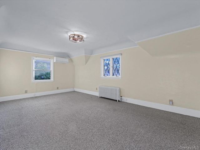 16 Kenilworth Road, Mineola, NY 11501