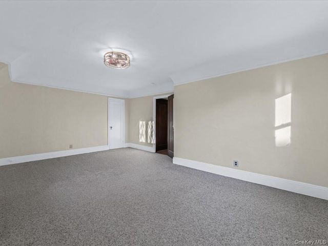 16 Kenilworth Road, Mineola, NY 11501