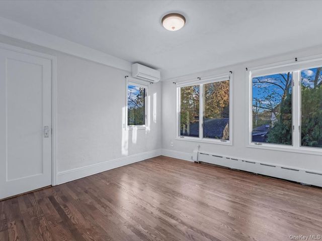 16 Kenilworth Road, Mineola, NY 11501