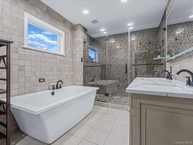 16 Kenilworth Road, Mineola, NY 11501