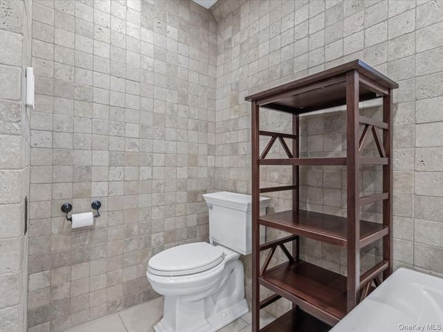 16 Kenilworth Road, Mineola, NY 11501