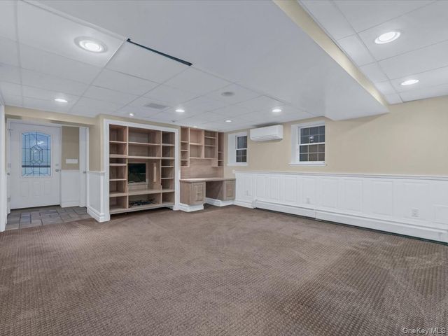 16 Kenilworth Road, Mineola, NY 11501