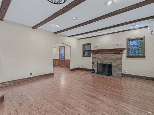 16 Kenilworth Road, Mineola, NY 11501