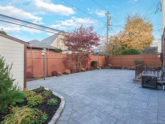 16 Kenilworth Road, Mineola, NY 11501