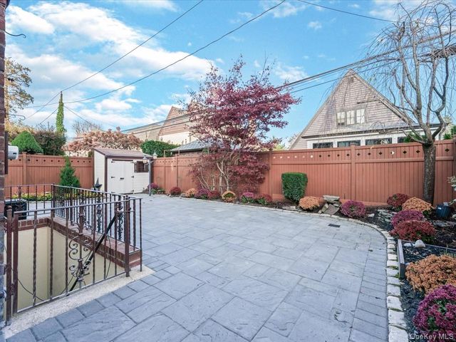 16 Kenilworth Road, Mineola, NY 11501