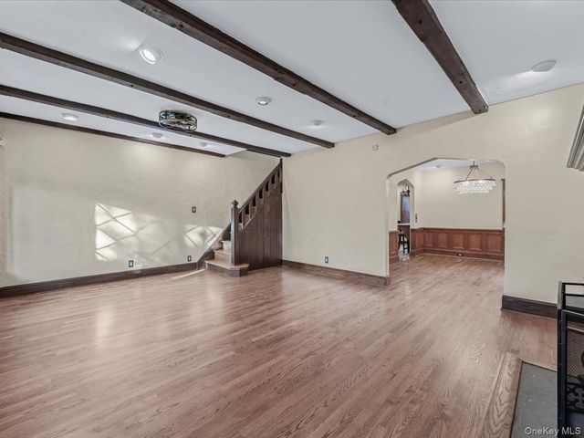 16 Kenilworth Road, Mineola, NY 11501