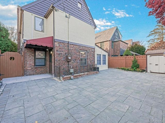 16 Kenilworth Road, Mineola, NY 11501