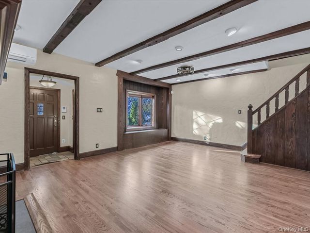 16 Kenilworth Road, Mineola, NY 11501