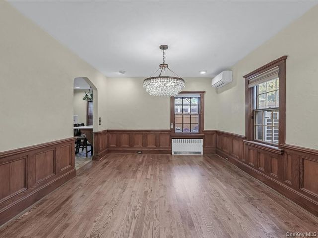 16 Kenilworth Road, Mineola, NY 11501
