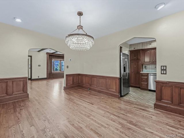 16 Kenilworth Road, Mineola, NY 11501