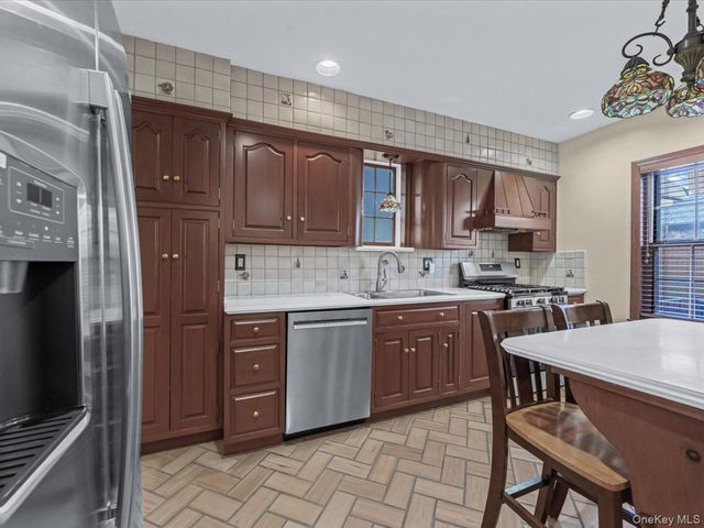 16 Kenilworth Road, Mineola, NY 11501