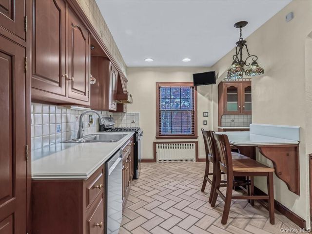 16 Kenilworth Road, Mineola, NY 11501