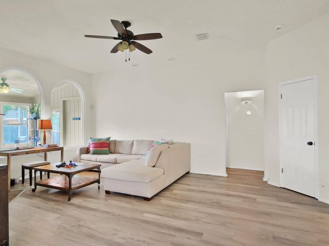511 Dusty Leather CT, Pflugerville, TX 78660