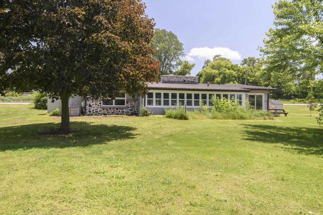 W224S9735 Big Bend Dr, Big Bend, WI 53103
