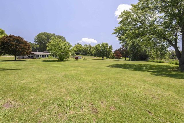 W224S9735 Big Bend Dr, Big Bend, WI 53103